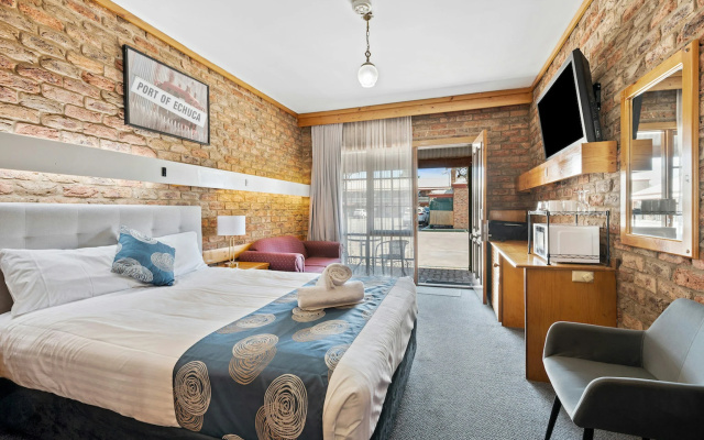 The Settlement Historic Hotel