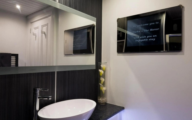 Marks At The Manor Luxury Riverside Apartments - Sleeps up to 4, with Parking and Sky TV