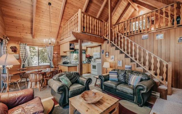 53mbr - Hot Tub - Wi-fi - Sleeps 6 1 Bedroom Home by RedAwning