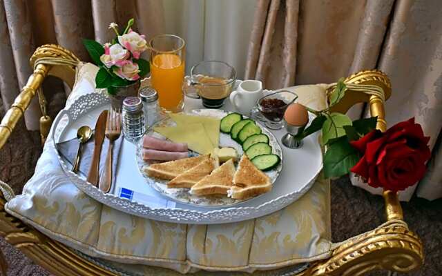 ANTIQUES & GOLD Boutique Hotel