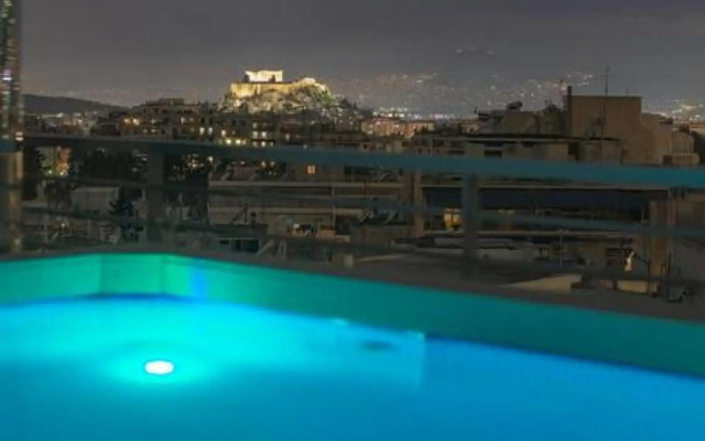 Pristine penthouse with Parthenon view by the pool