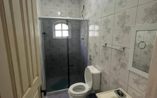 Casa com wi-fi e garagem a 5 minutos da Praia Grande