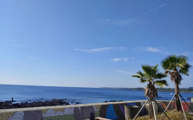 Seogwipo Jijunghae Pool Villa Pension