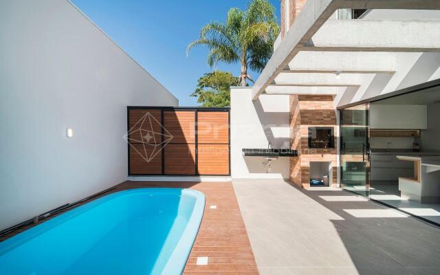 Lindo duplex geminado na Praia de Mariscal.