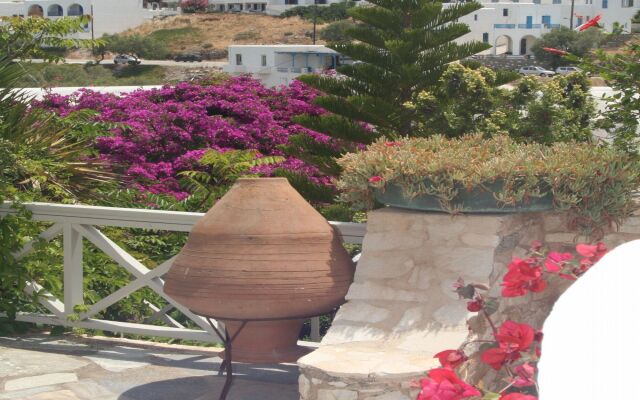 Adonis Hotel Studios & Apartments