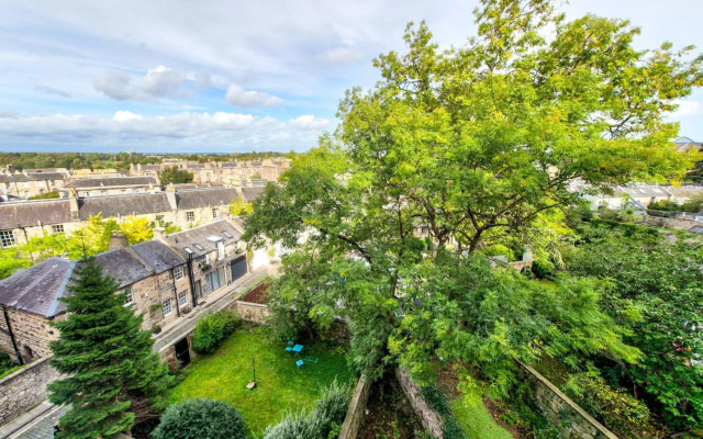 Bright and Spacious 4-bedroom Apart in Stockbridge