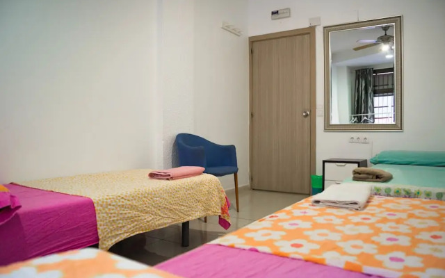 Go Bcn Hostal Ideal Badal - Hostel