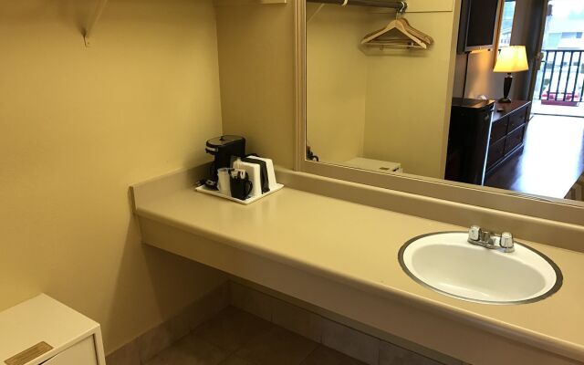 Travelodge by Wyndham Tacoma Near McChord AFB