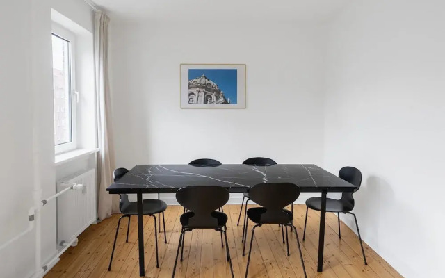 Refurbished 1-bed Close to Metro and Airport