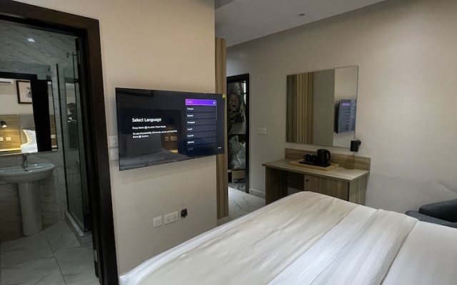 Ringruby Hotel Oladipo Bateye