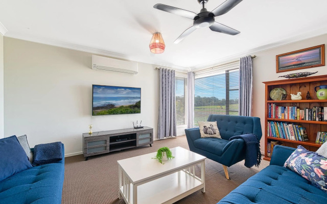 Seabreeze Haven -Wifi, Netflix, pet friendly beach house