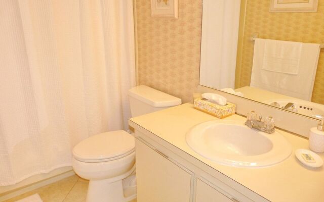 Eye-catching Beachfront Condo With Pool and Nice Views