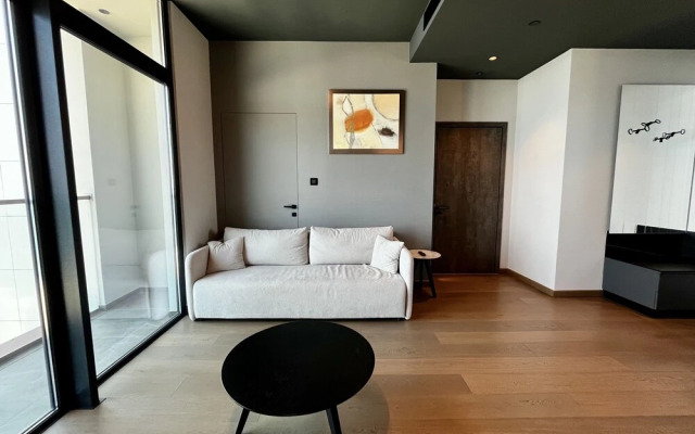 128 LIM - 2006 Stay Only Tower Suite