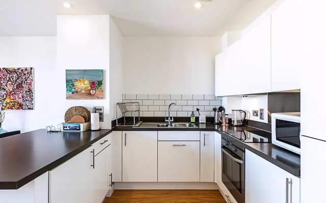 Bright Camden Retreat With Balcony