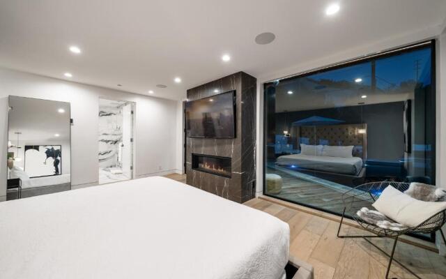 Modern Smart Home With Spectacular Views