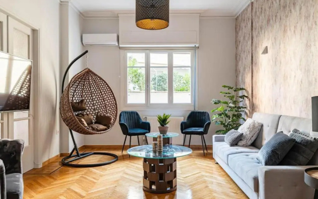 New Huge 5bdr/2bath Apt(+Netflix)/1min Toacropolis