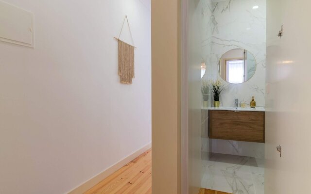 Dazzling Apartment With Private Terrace in Alcântara