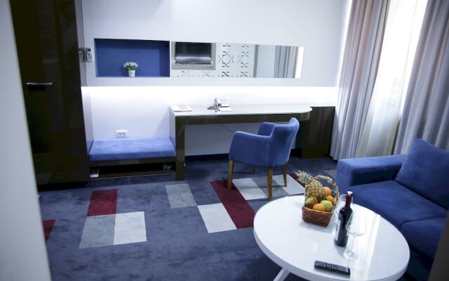 Serviced Apartment- Free Parking - Breakfast bar