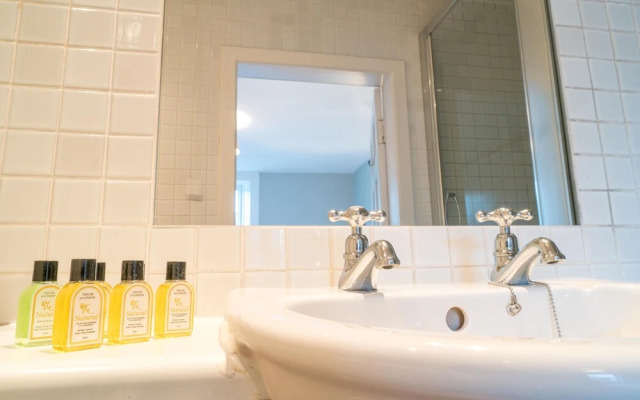 Queen St: Superb Penthouse Flat W/roof Terrace