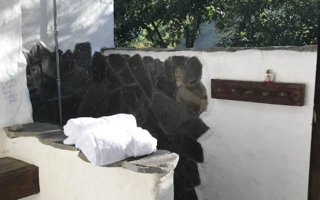 Viga Vieja Cabaña Rustica by Nomad Guru
