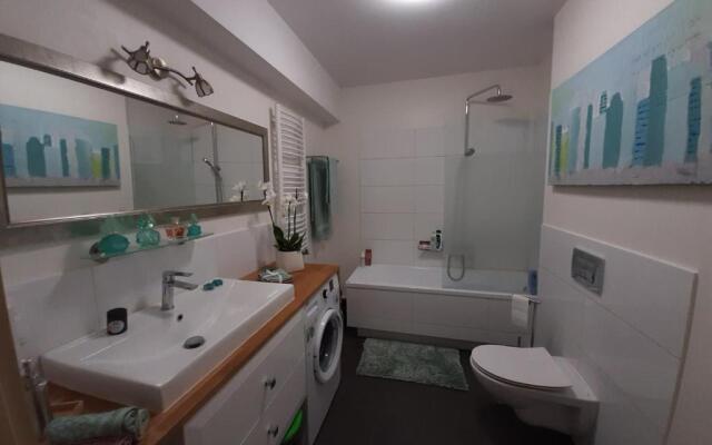 APART- salon z aneksem kuchenym, 2 sypialnie, łazienka