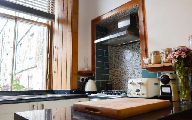Modern Flat In Central Edinburgh