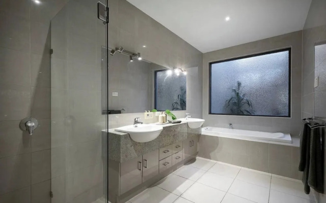 Bayside 4 bed in Sandringham w Spa and Sunset Views