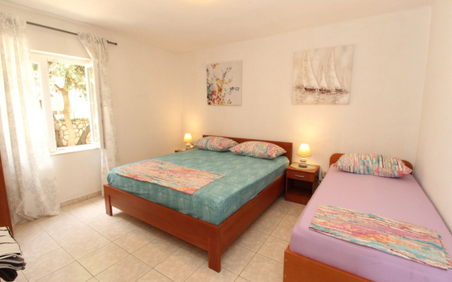 Apartment Uga2 - 70m from the beach: A2-prizemlje Mandre, Island Pag