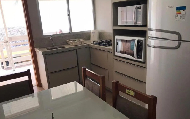 Kit-net à 250 metros da Praia de Mariscal