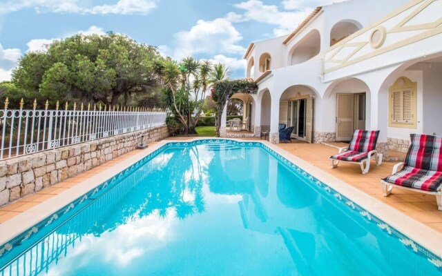 Stunning 3-bed Villa in Albufeira