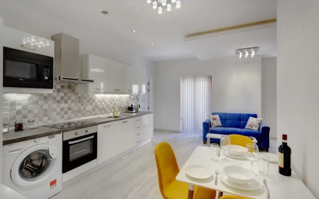 Stylish 2BR Apart, Steps Away from the Beach