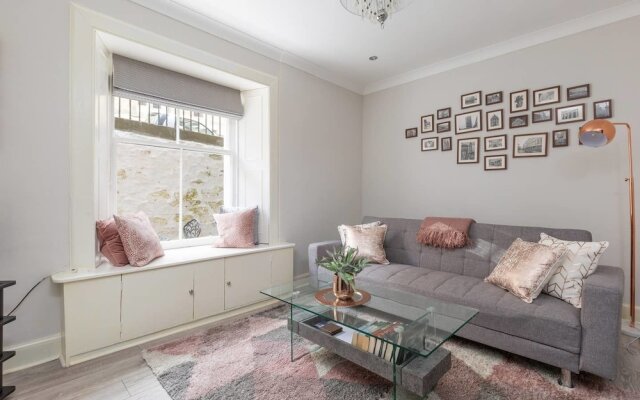 Refined Ground-floor Apt Near Stockbridge Market
