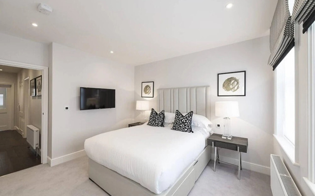Designer 3 Bed Apartment With Balcony - 140