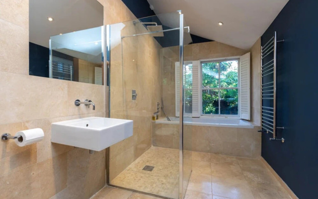 Charming 2 Bedroom House in Angel