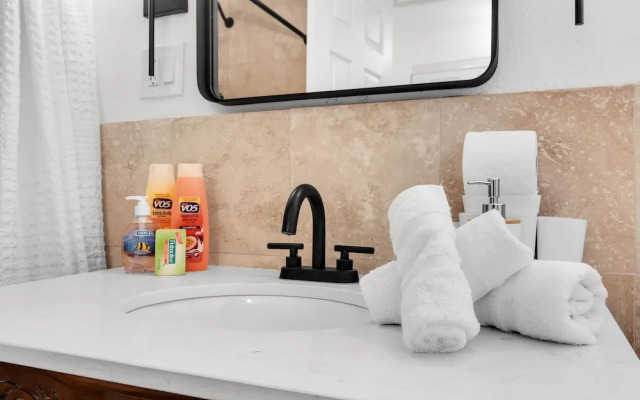 Stylish & Modern 4BD Home