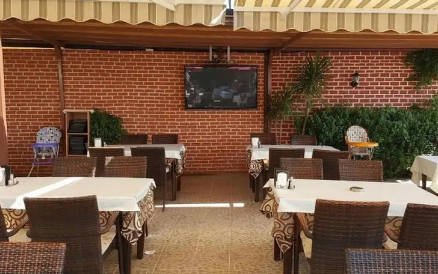 Beach Front Apartment Close to Centre of Side With all you Desire Sleeps up to 4
