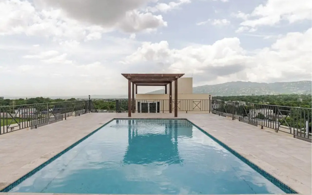 Luxe City Oasis 2BR with Pool & Gym