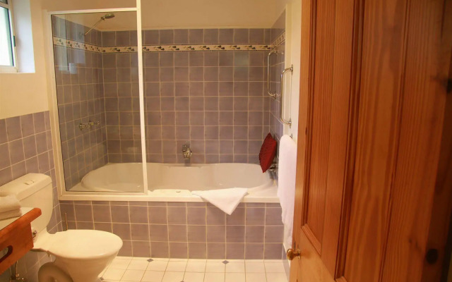 Vineyard Cottages & Cafe