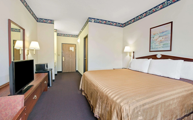 Travelodge by Wyndham St. Louis