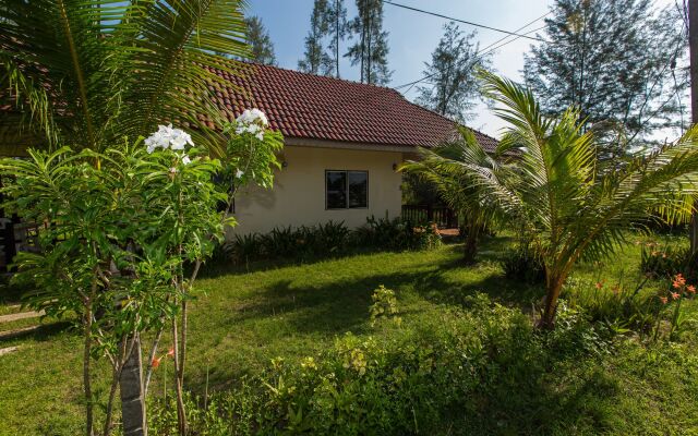 Pranee Beach Bungalows