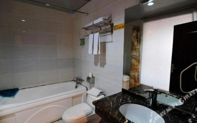 Tuwo Holiday Hotel (Guiyang Railway Station Shachong Road Subway Station)