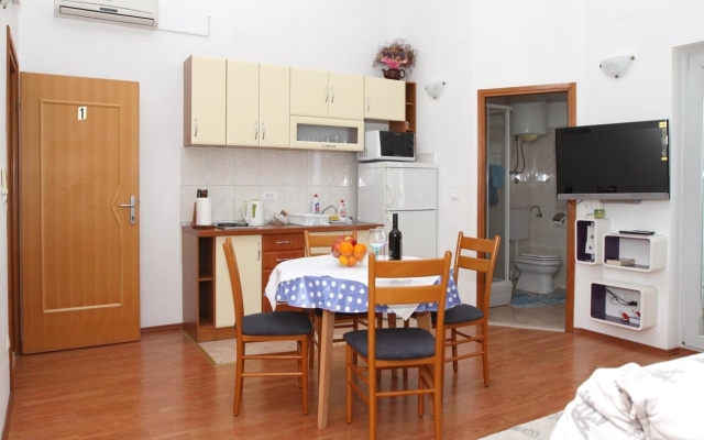 Apartment Mari - 100 m from beach: A1 Petrcane, Zadar riviera