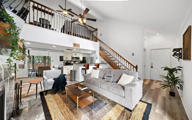 Upscale 1br Condo in Med Center