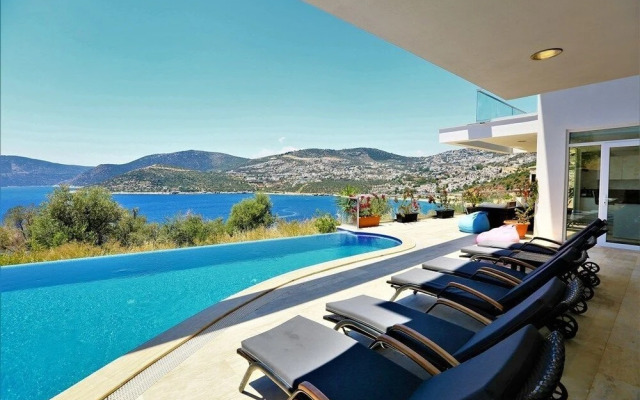 Villa Luminex by Akdenizvillam