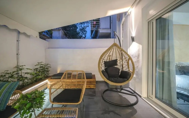 Small Minimal Paradise in the Center of the City