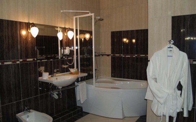 Atrium Hotel