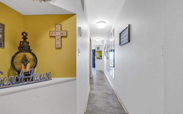 1BR Oceanfront condo with Pool & Balcony