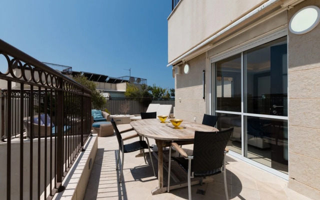 Apartment with Sauna, Hot Tub & Parking