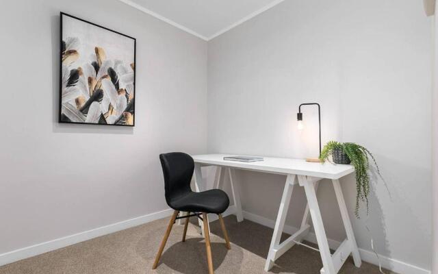 Beautifully Modern Brand New Central Apartment