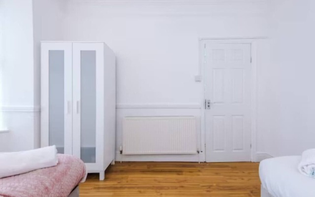 Spacious 4-Bed House Manchester